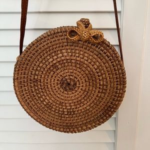 Never used round straw bag. Perfect for a beach vacation’